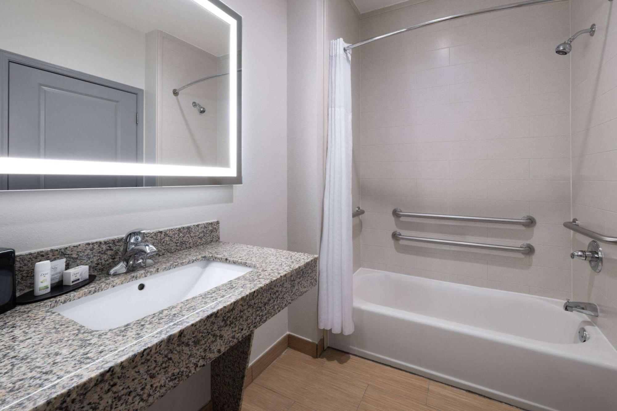 Hotel La Quinta By Wyndham Muskogee Extérieur photo
